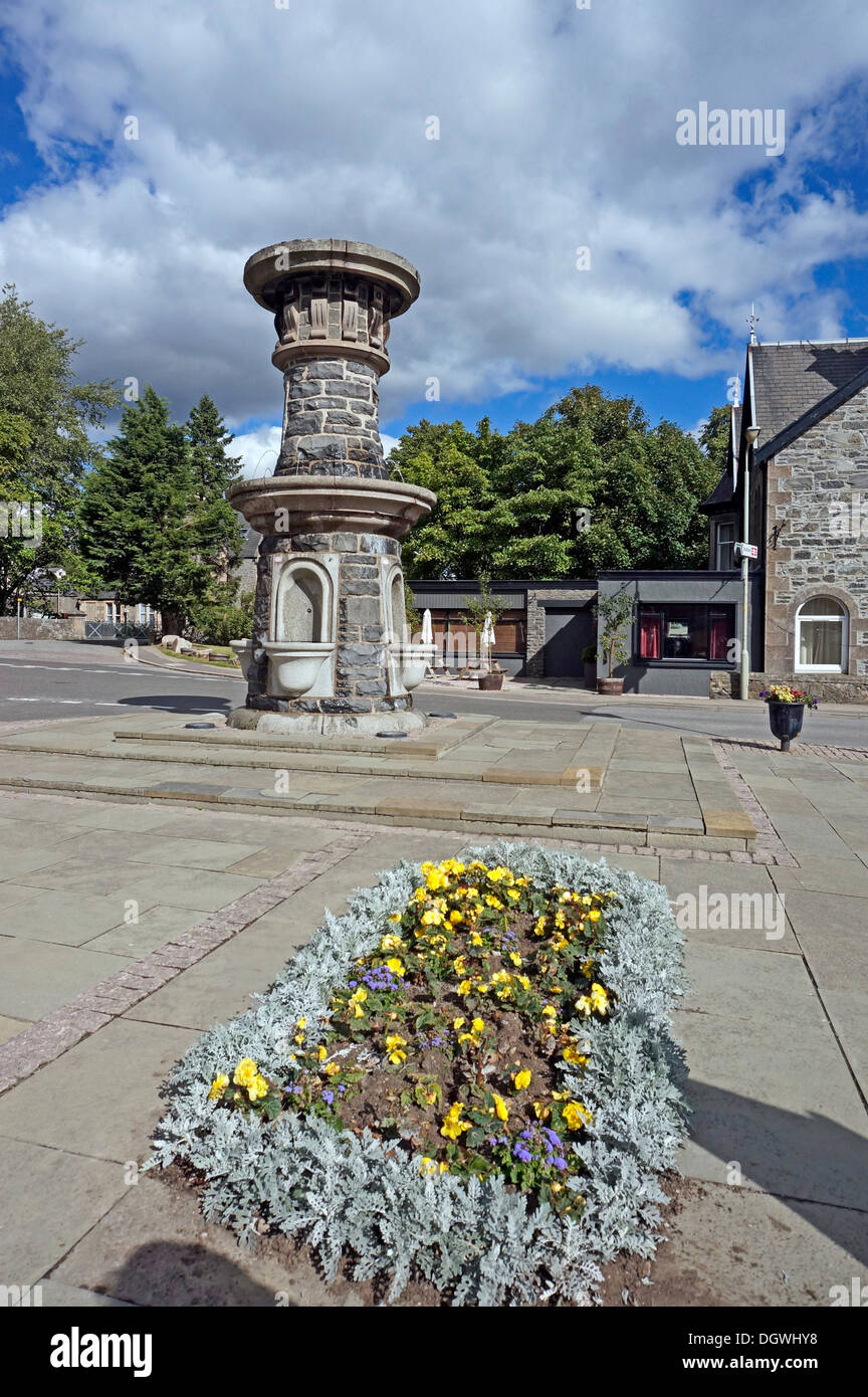 Mackenzie fontana di acqua nella strada della stazione Kingussie Highland Scozia Scotland Foto Stock