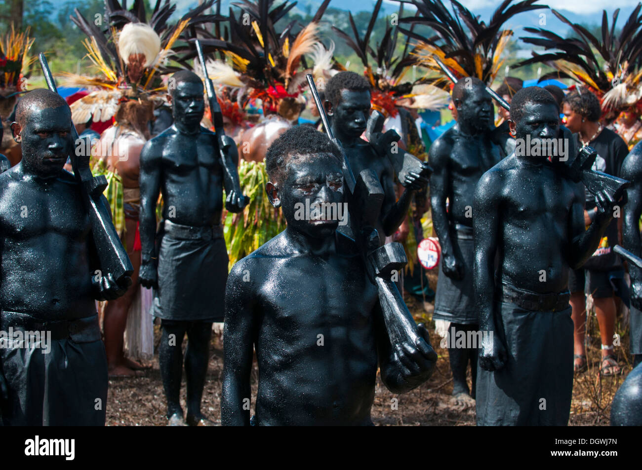 I membri di una tribù ricoperto in vernice nera al tradizionale sing-sing raccolta, Hochland, Mount Hagen Foto Stock