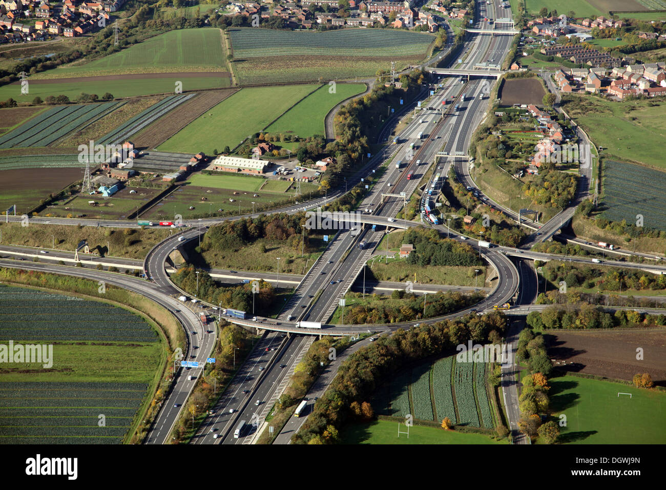 Vista aerea della M1 / M62 incrocio autostradale nel West Yorkshire vicino a Wakefield e Leeds Foto Stock