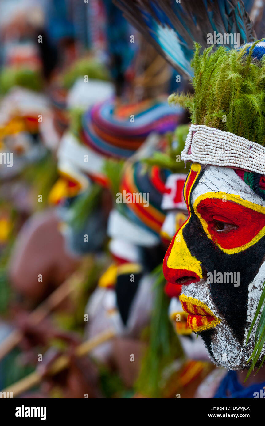 Colorfully decorato e dipinto tribesmen celebrando la tradizionale cantare cantare nelle highlands, Enga, Highlands Foto Stock