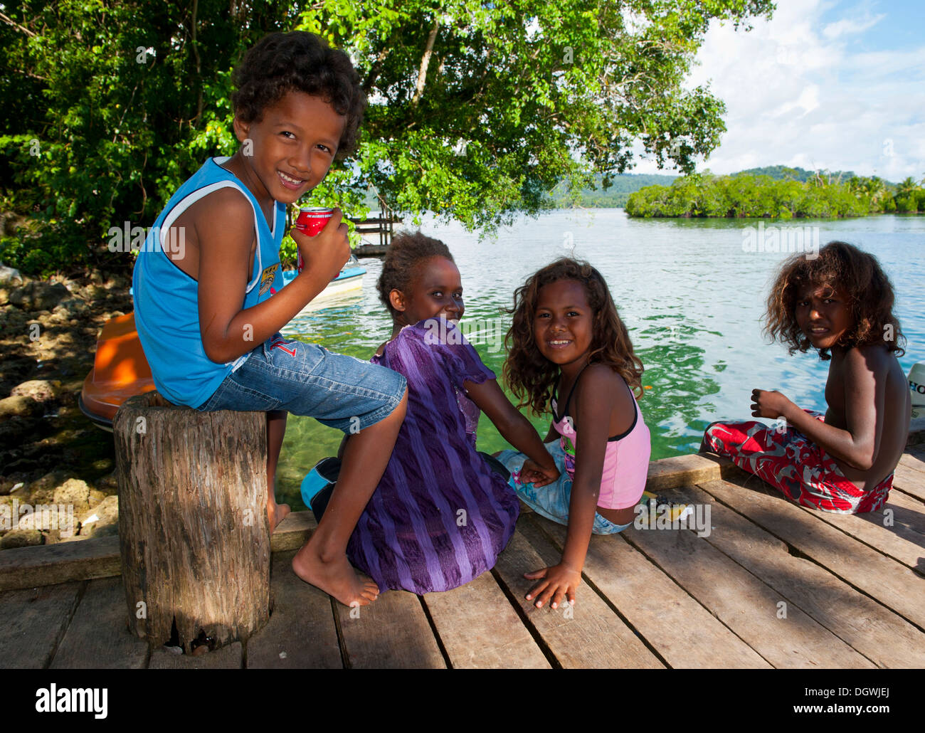 Friendly bambini locali, Marovo Lagoon, provincia occidentale, Isole Salomone Foto Stock