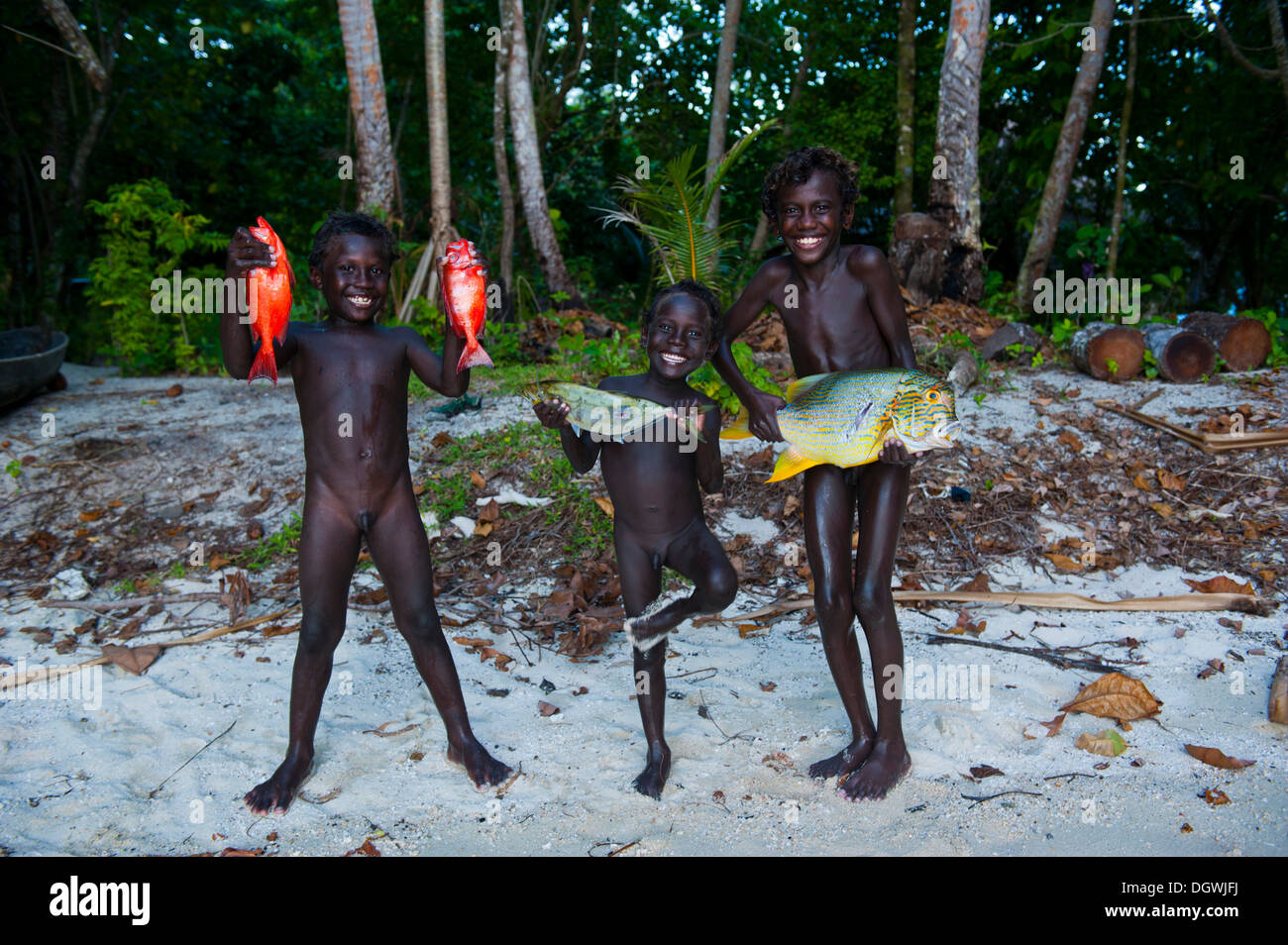 Ragazzi che mostra con orgoglio il pesce pescato, Marovo Lagoon, provincia occidentale, Isole Salomone Foto Stock