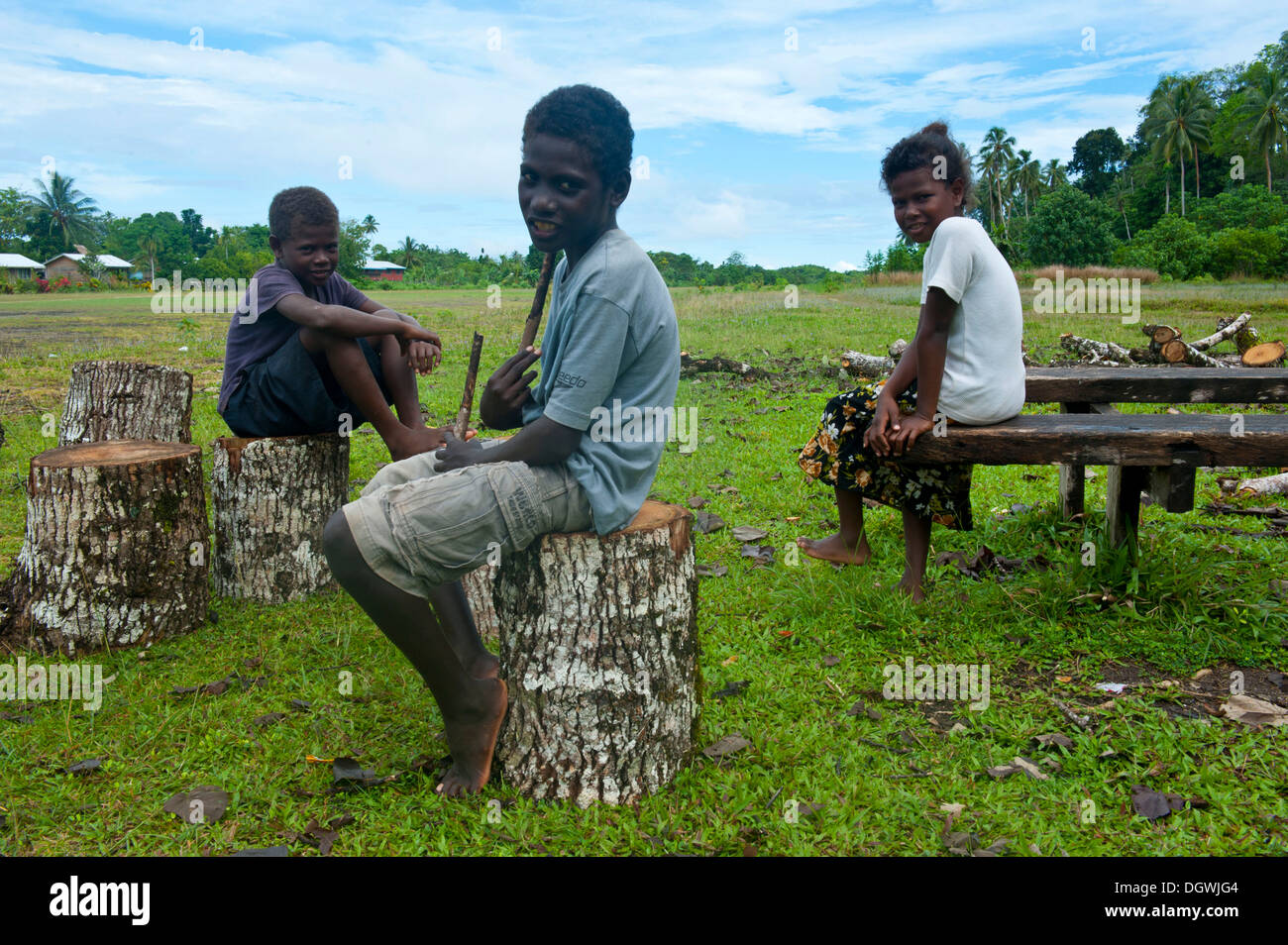 Bambini locali di attesa per l'aereo a Seghe aeroporto, seghe, Isole Salomone Foto Stock