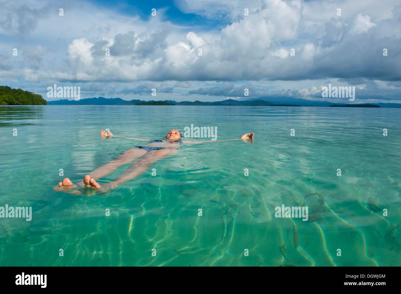 Tourist galleggiante in acqua chiara di Marovo Lagoon, Marovo Lagoon, provincia occidentale, Isole Salomone Foto Stock