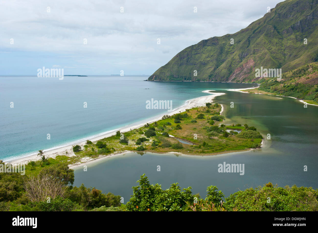 Lunga striscia di spiaggia, coste, Grande Terre, Nuova Caledonia, Francia Foto Stock