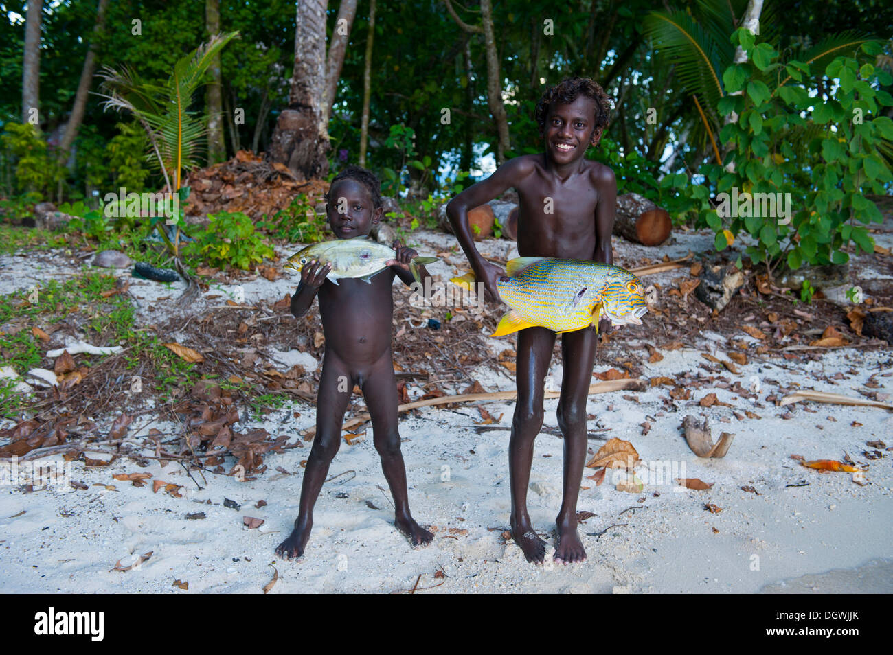 Ragazzi che mostra con orgoglio il pesce pescato, Marovo Lagoon, provincia occidentale, Isole Salomone Foto Stock