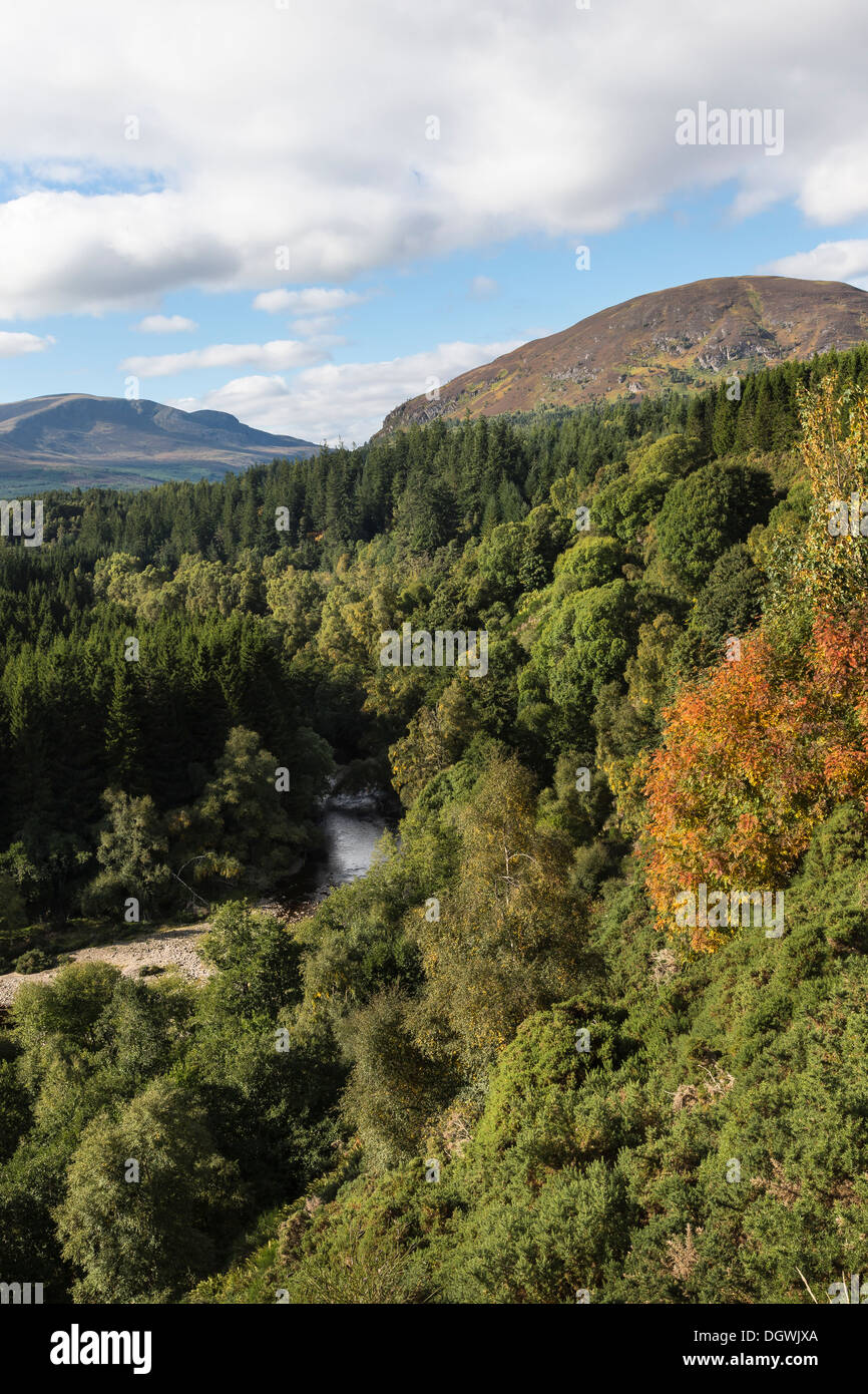 Ben Wyvis & Glen vetro nelle Highlands della Scozia. Foto Stock