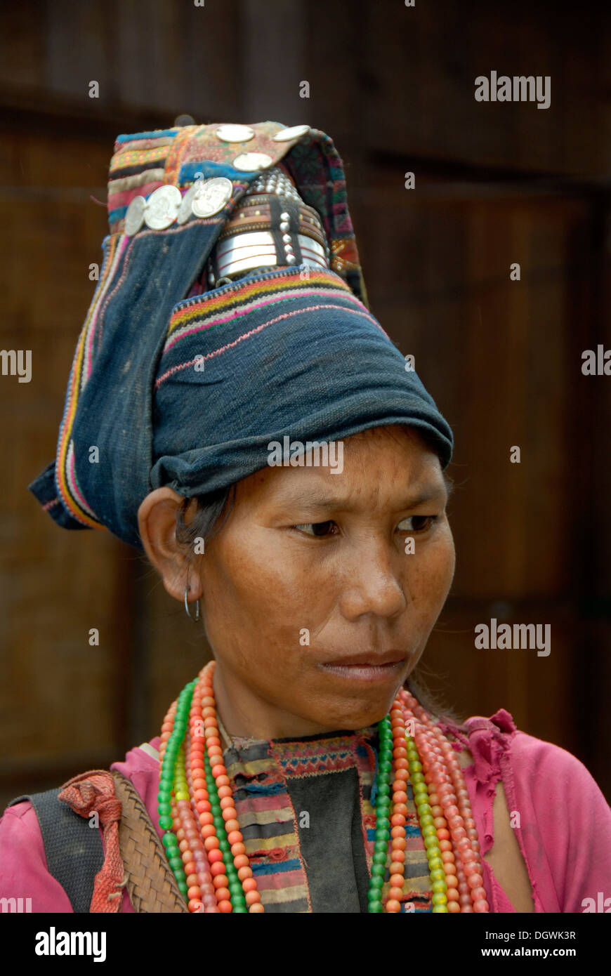 La povertà, ritratto, donna Akha Pala gruppo etnico, Turbante, tradizionale copricapo, Pak Nam Noi, Muang quartiere Khoua Foto Stock