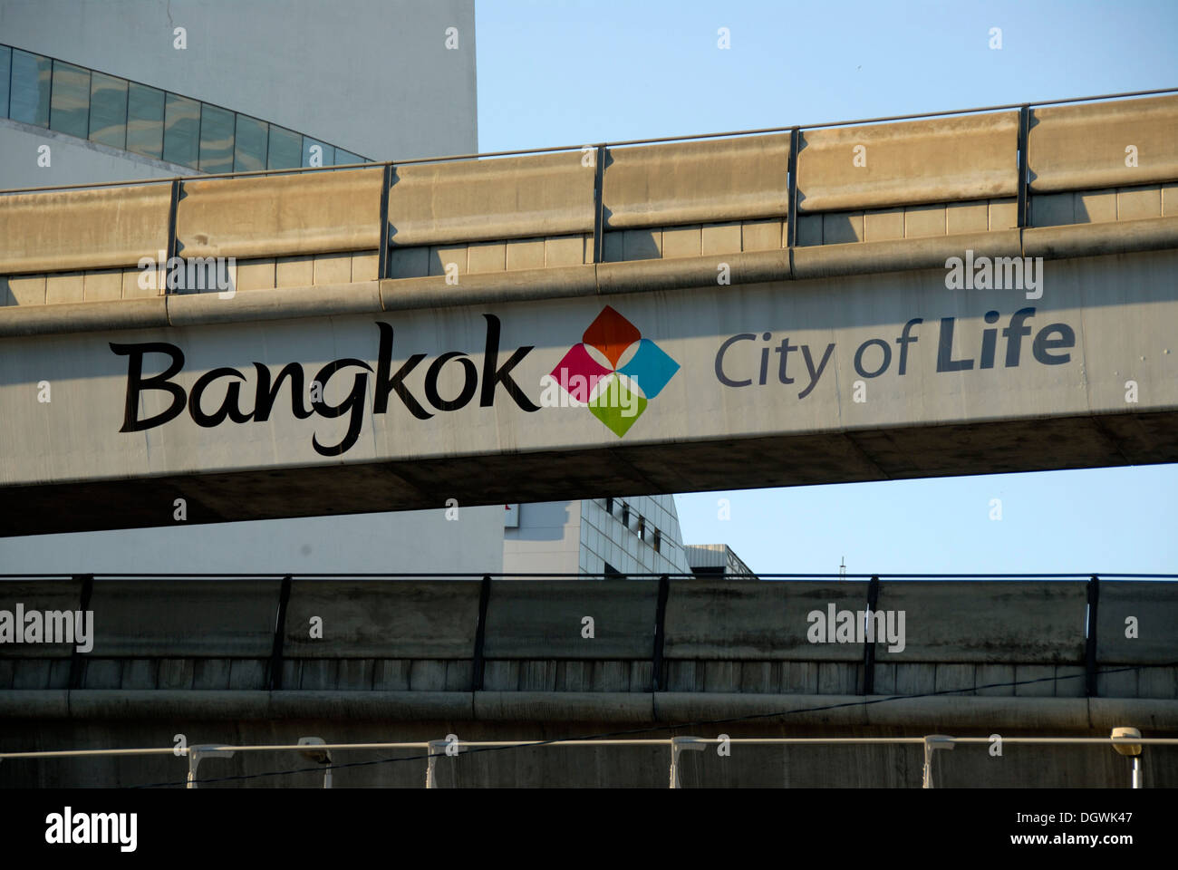Pubblicità in una grande città e città di vita, scritte sul ponte di cemento, Bangkok, Thailandia, Sud-est asiatico, in Asia Foto Stock