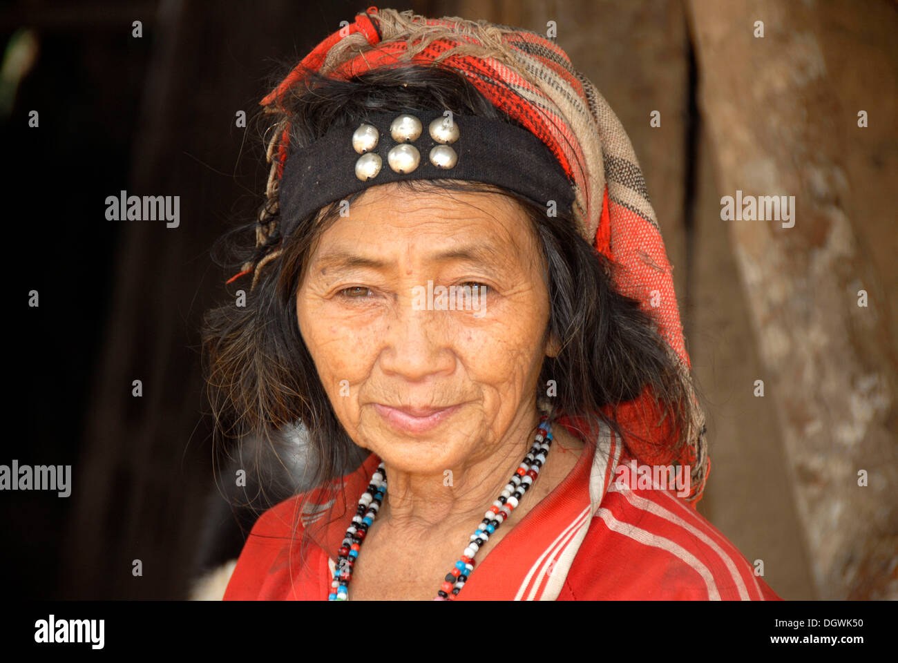 La povertà, ritratto, vecchia donna Akha Djepia gruppo etnico, divieto Sapa village, Nam Lan Area di Conservazione, Boun Tai district Foto Stock