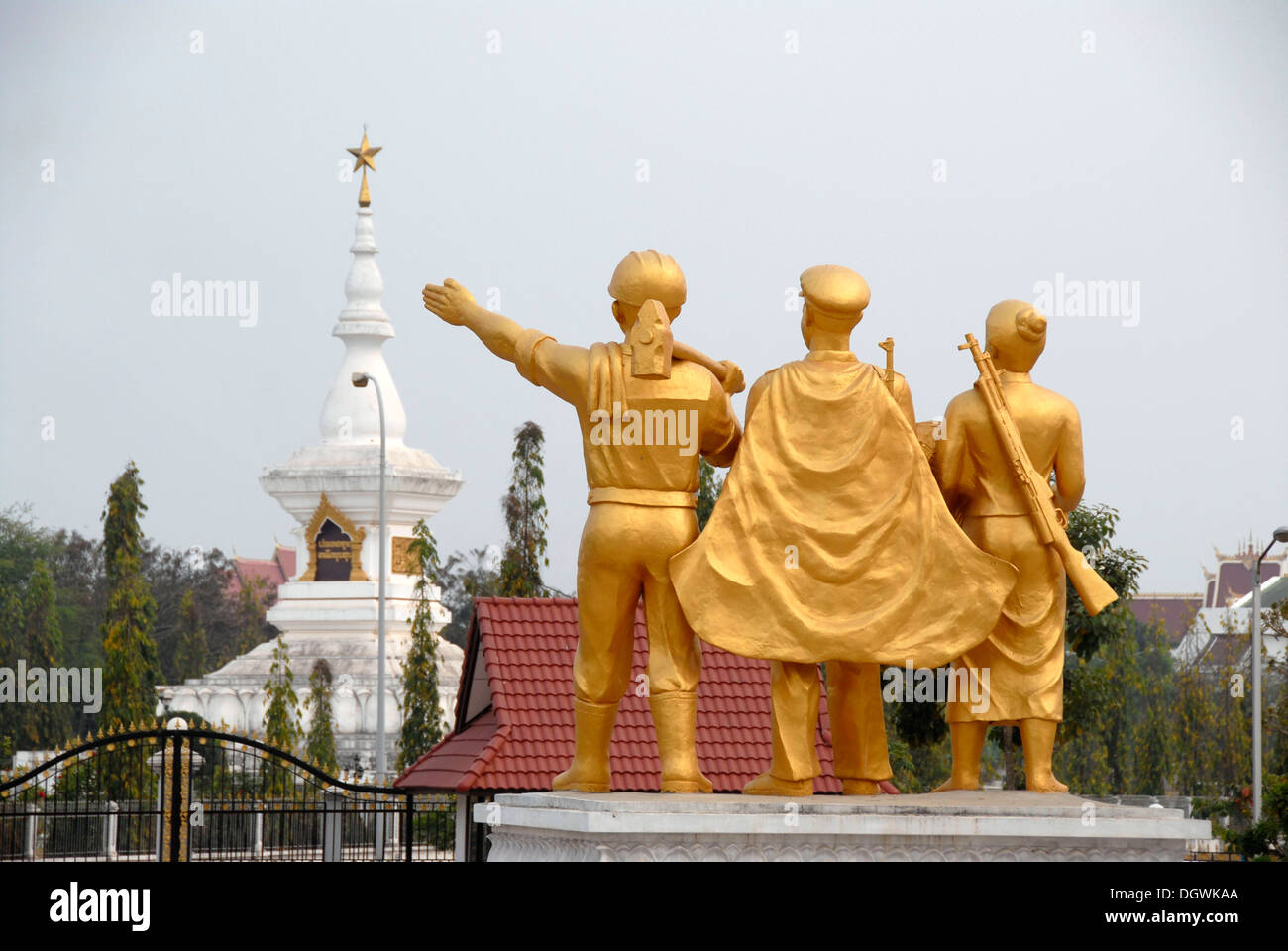 Guerra del Vietnam, golden comunista statue del guerriero, il laotiano esercito museo memoriale stupa con star, Vientiane, Laos, sud-est asiatico Foto Stock