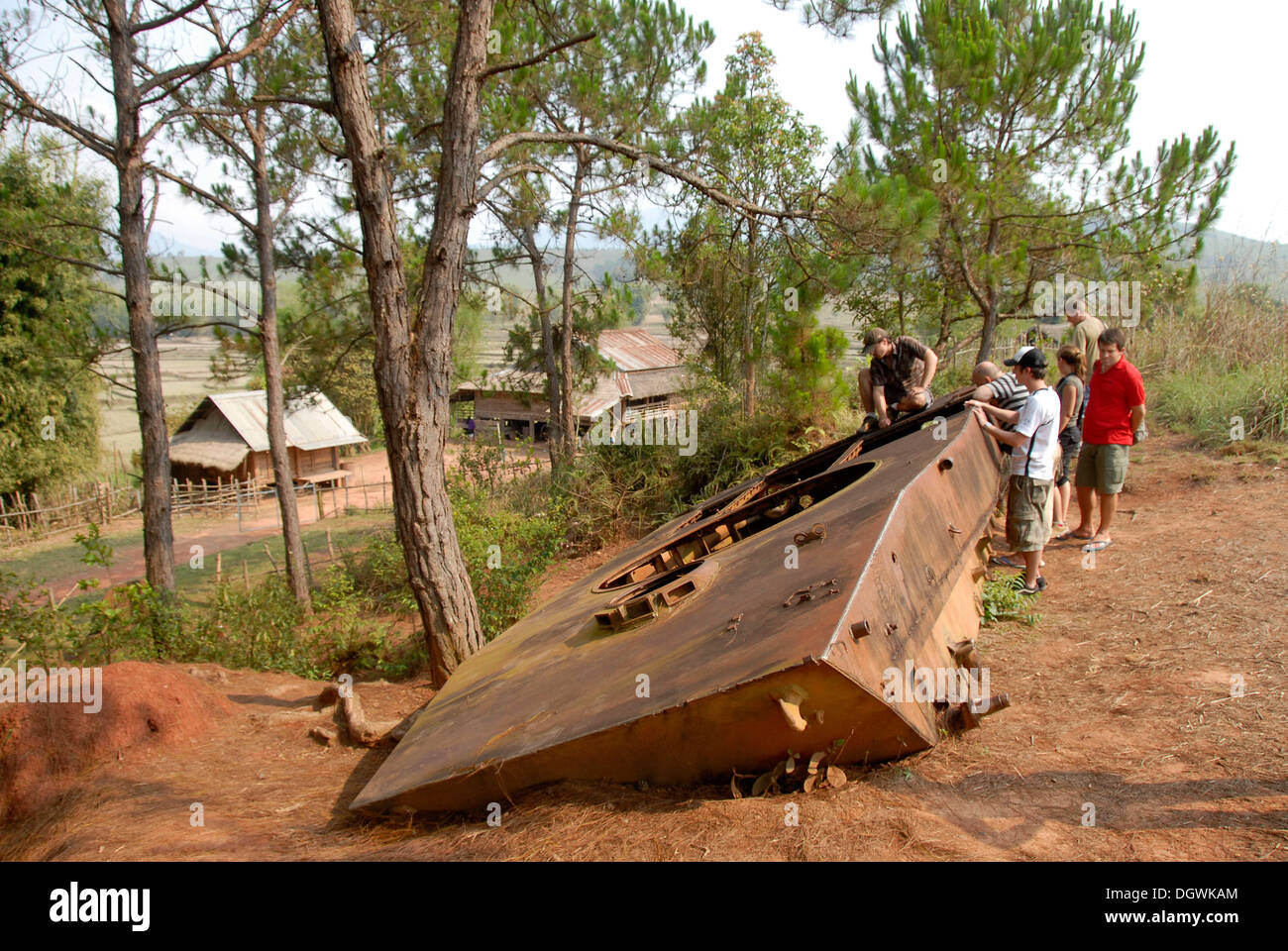 Tourist, armato serbatoio di ferro di Hull, vecchio serbatoio russo a Phonsavan, Xieng Khouang provincia, Laos, Asia sud-orientale, Asia Foto Stock