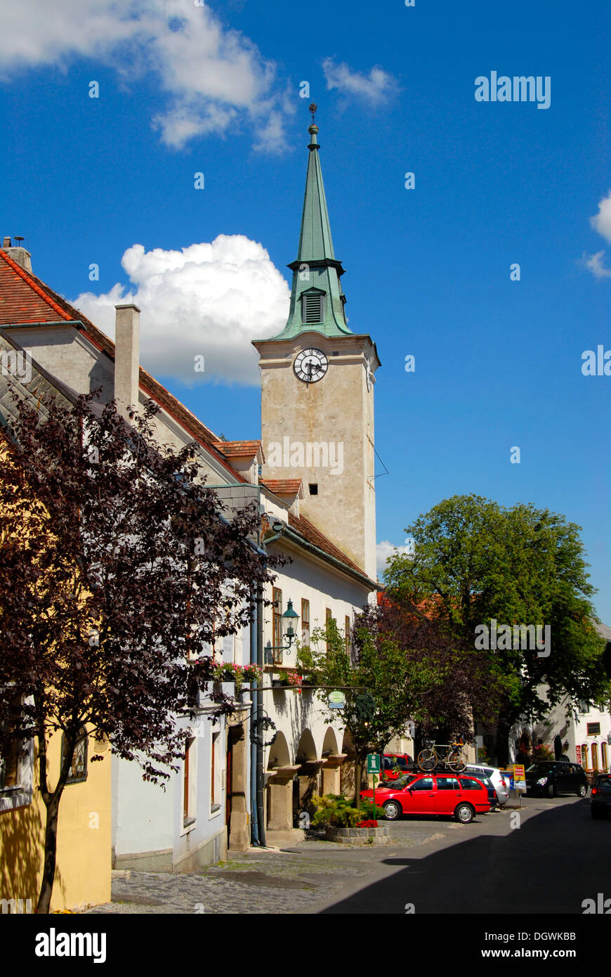 Street con torre del municipio, il villaggio del vino Gumpoldskirchen, Austria Inferiore, Austria, Europa Foto Stock