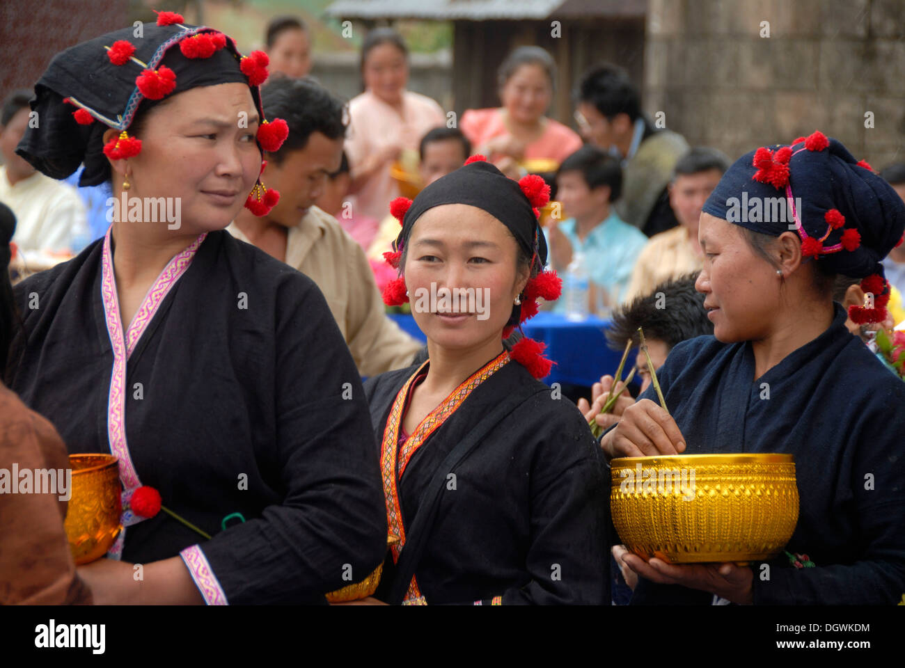 Pi Mai, Lao Anno nuovo, donne del Phunoy gruppo etnico, abito tradizionale in nero con rosso pompon, Phongsali city, Repubblica popolare democratica del Laos Foto Stock