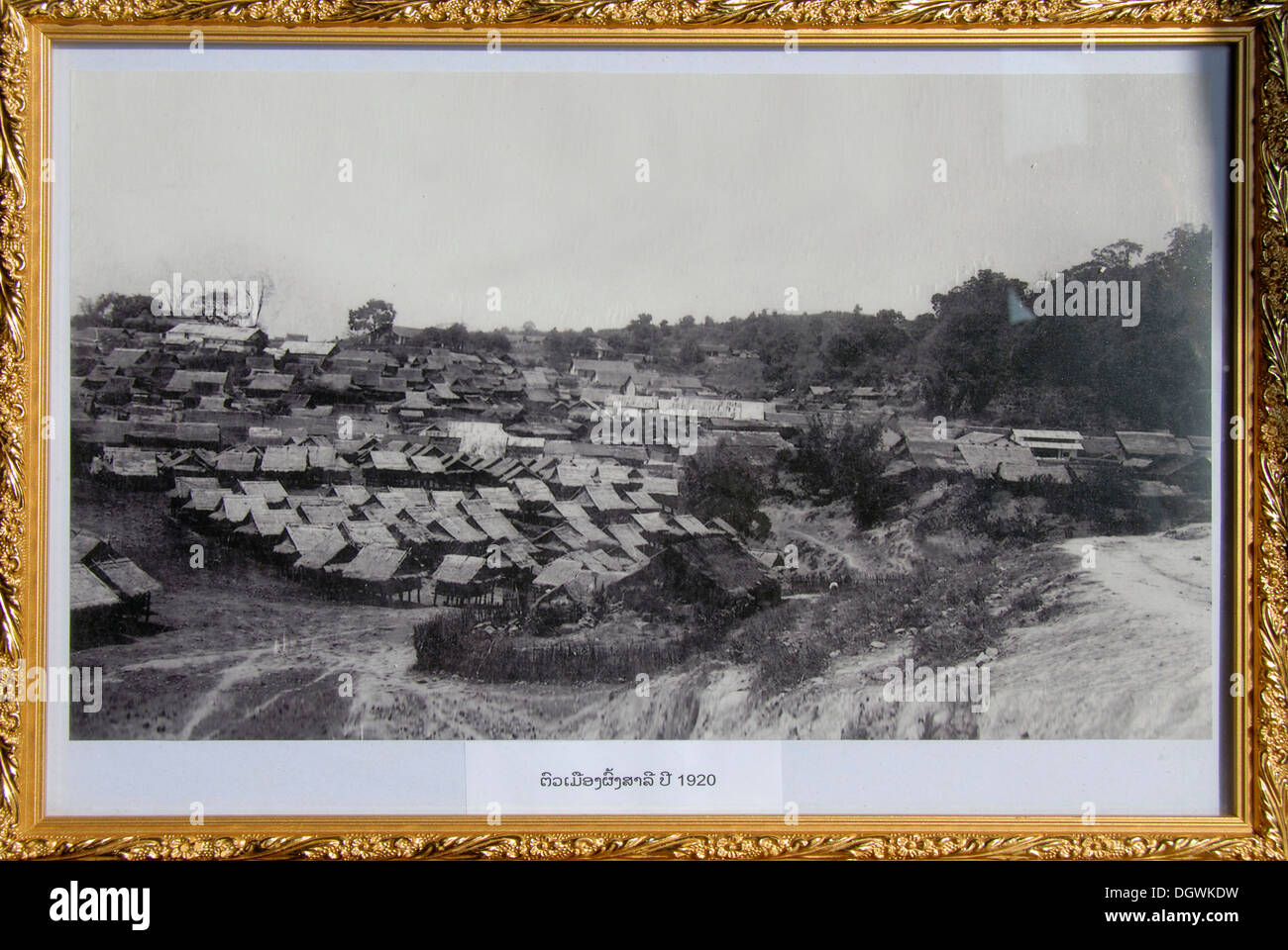 La storia, la foto di una foto, incorniciato vecchia immagine in bianco e nero della città Phongsali dal 1920, Laos, Asia sud-orientale, Asia Foto Stock