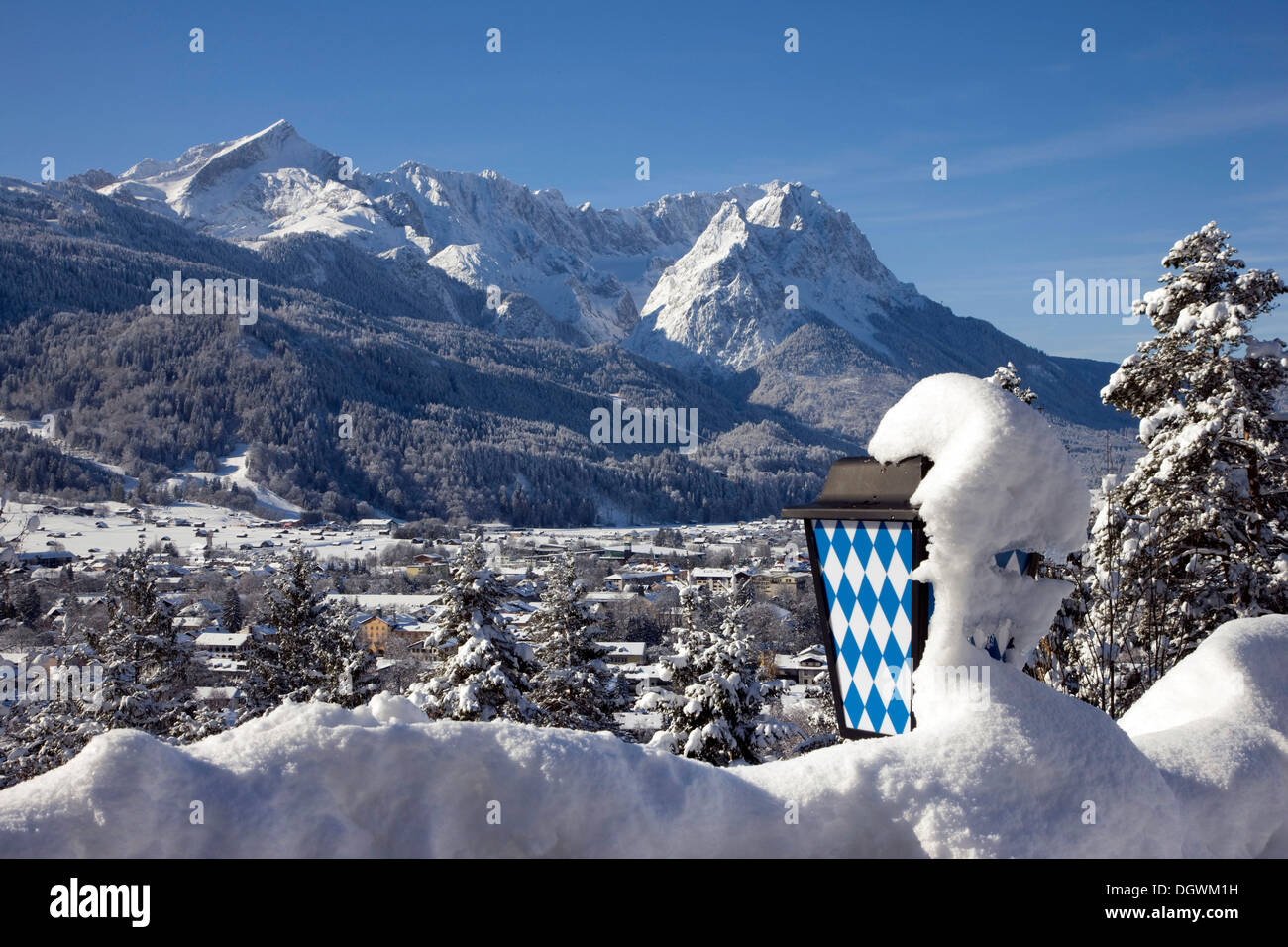 Gamma di Wetterstein, Alpspitze montagna, montagna Zugspitze, vista dal Gasthof Panorama guesthouse, inverno, snow landscape Foto Stock