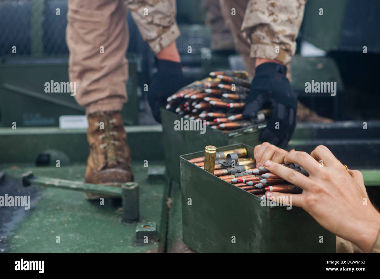 Stati Uniti Marines con sede e società di assistenza, secondo assalto anfibio battaglione, 2D Divisione Marine preparare le munizioni a bordo di Camp Lejeune, N.C. Oct 18, 2013. I marines partecipare ad un campo di battaglione esercizio per migliorare la prontezza di combattimento e preparata Foto Stock