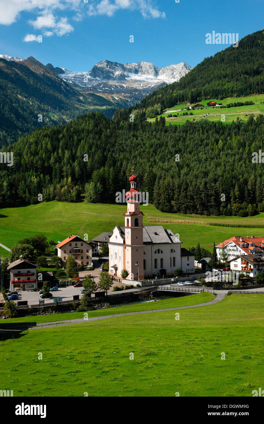 Chiesa parrocchiale, St. Johann, Alpi della Zillertal, St. Johann, San Giovanni in Valle Aurina, Valle Aurina in Alto Adige Provincia Foto Stock