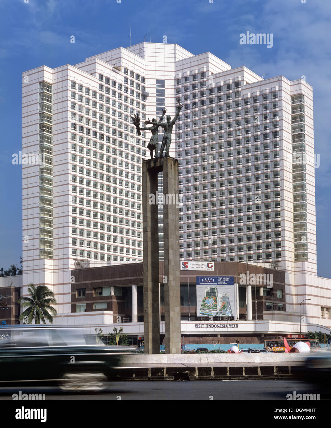 Benvenuti Momument, sventolando coppia di fronte al Grand Hyatt Hotel di Jakarta, Indonesia, Asia, Giacarta, Java, Indonesia Foto Stock