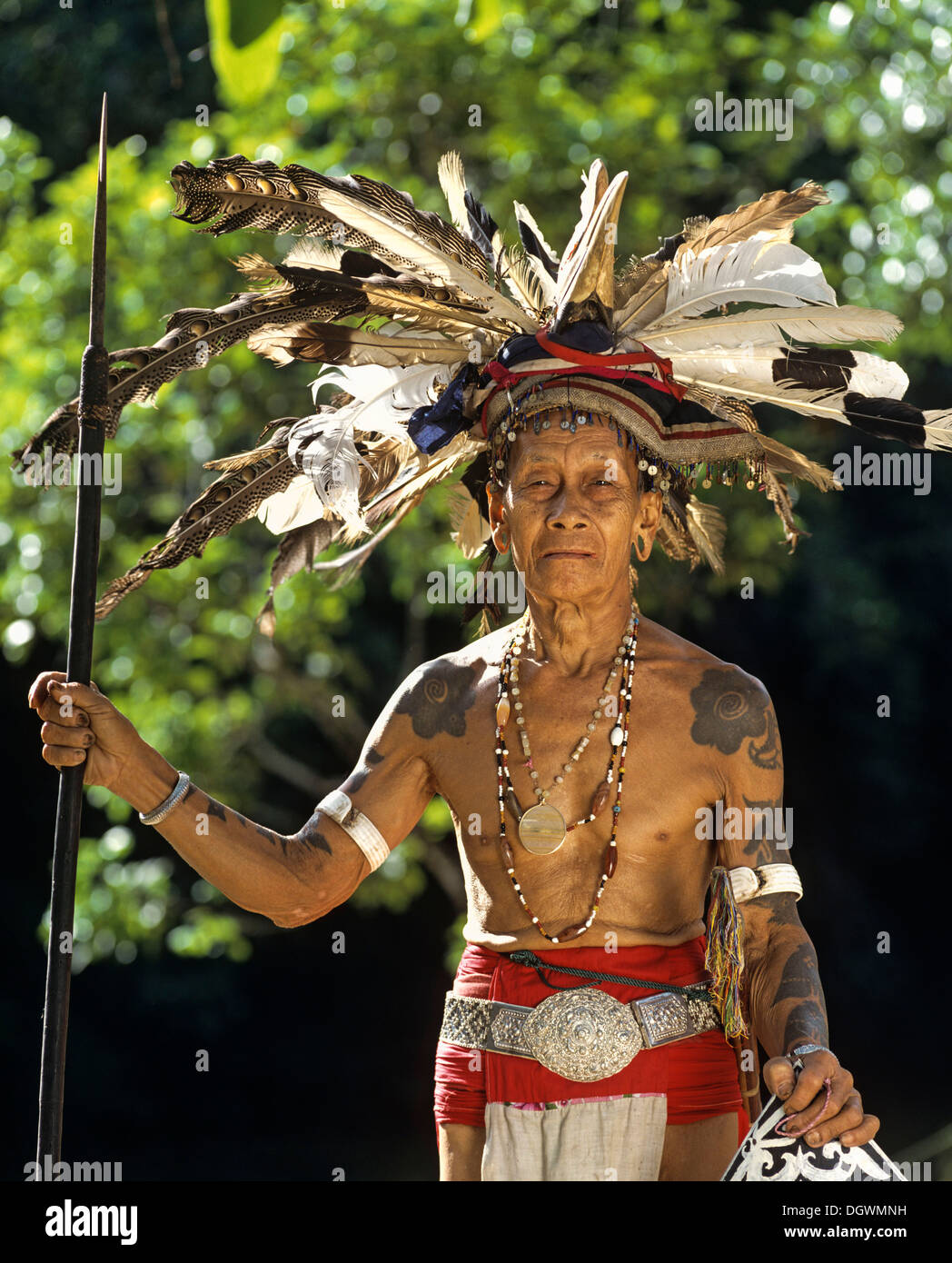 Il cacciatore di testa del gruppo etnico di Iban persone con una lancia, Skrang River, Rajang, Sarawak, Borneo, Malaysia Foto Stock