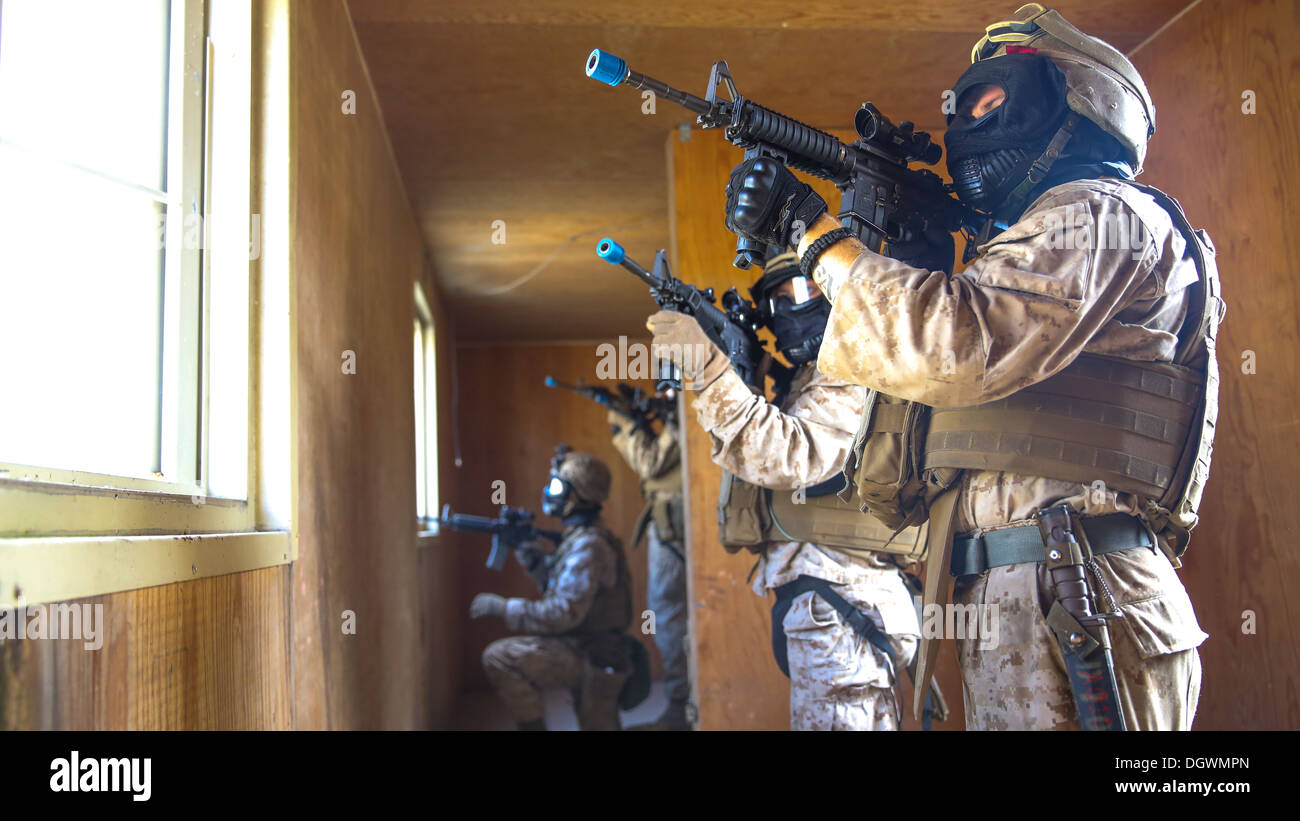 Marines con il secondo assalto anfibio Battaglione, 2° Divisione Marine, per difendere la loro posizione durante un esercizio di campo al Mobile MOUT Foto Stock