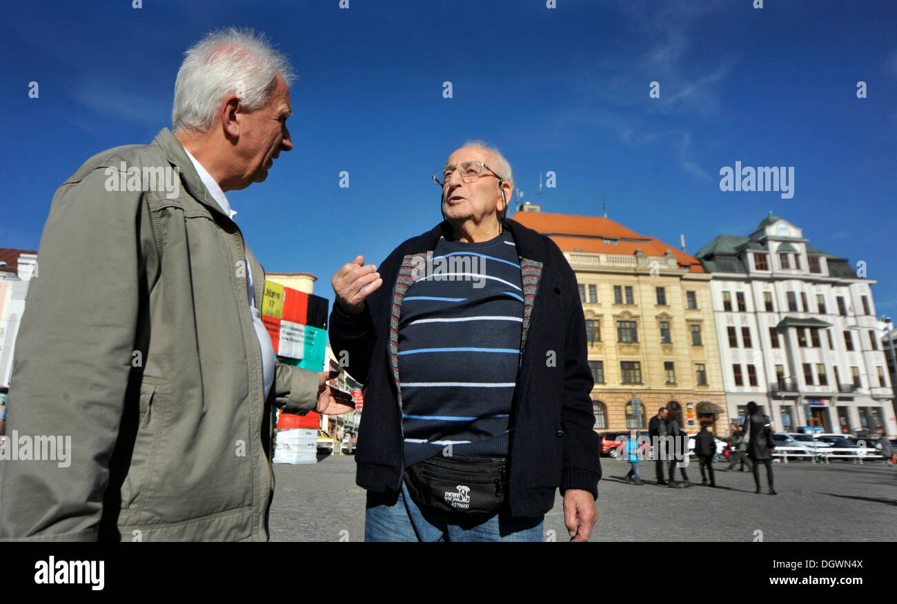 Dov Strauss, 89, un ceco ebreo nato in Jihlava e vivono in Israele che sono sopravvissuti durante la seconda guerra mondiale in Danimarca come un bambino, ha voluto partecipare nelle prime elezioni generali ma alla fine egli non riescono a disporre di una scheda di voto, egli ha detto ai giornalisti. Dov Strauss era uno dei 80 Czech bambini ebrei inviati in Danimarca nel novembre 1939 con lo scopo di continuare a Palestina. Tuttavia, hanno trascorso la guerra presso le aziende agricole in Danimarca e successivamente in Svezia.' Per essere in grado di votare qui, ho dovuto andare in ambasciata a Tel Aviv ma era chiuso", ha detto Strauss, venuto alla Repubblica ceca di partecipare alla presentazione di un libro di abo Foto Stock