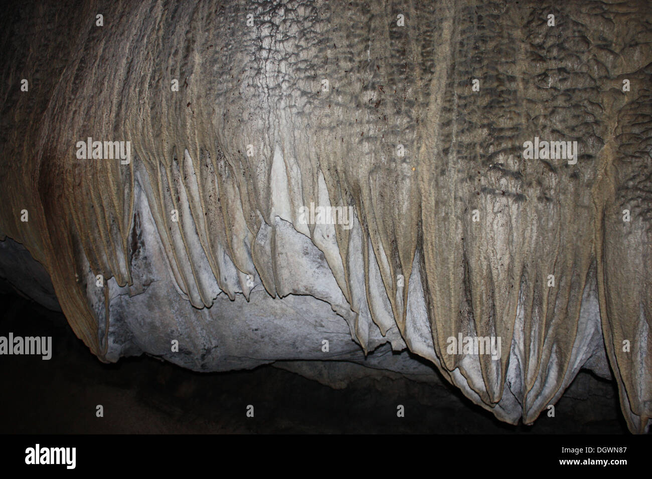 Rocce scolpite in modelli con acqua nella grotta Tinazepe in Turchia. Foto Stock