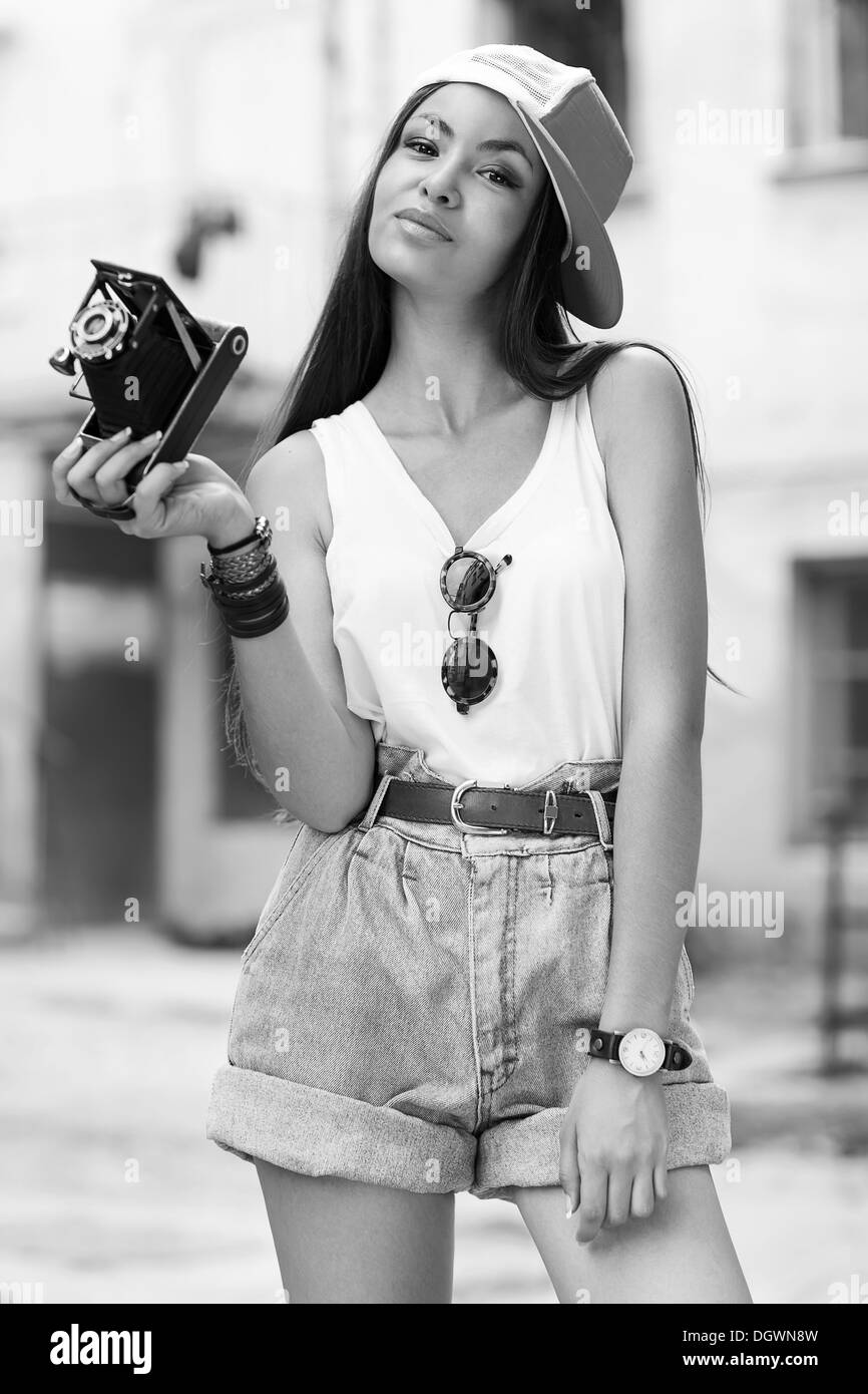 Foto in bianco e nero della bella ragazza hipster riprese. Foto Stock