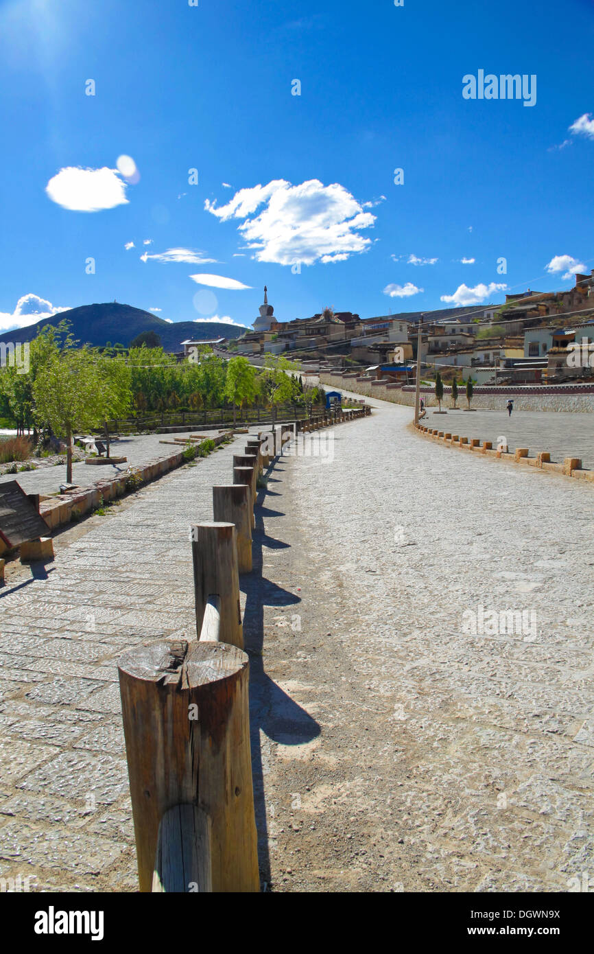 Vista panoramica del monastero Songzanlin, il più grande monastero tibetano a Shangr-la, Yunnan in Cina. Foto Stock