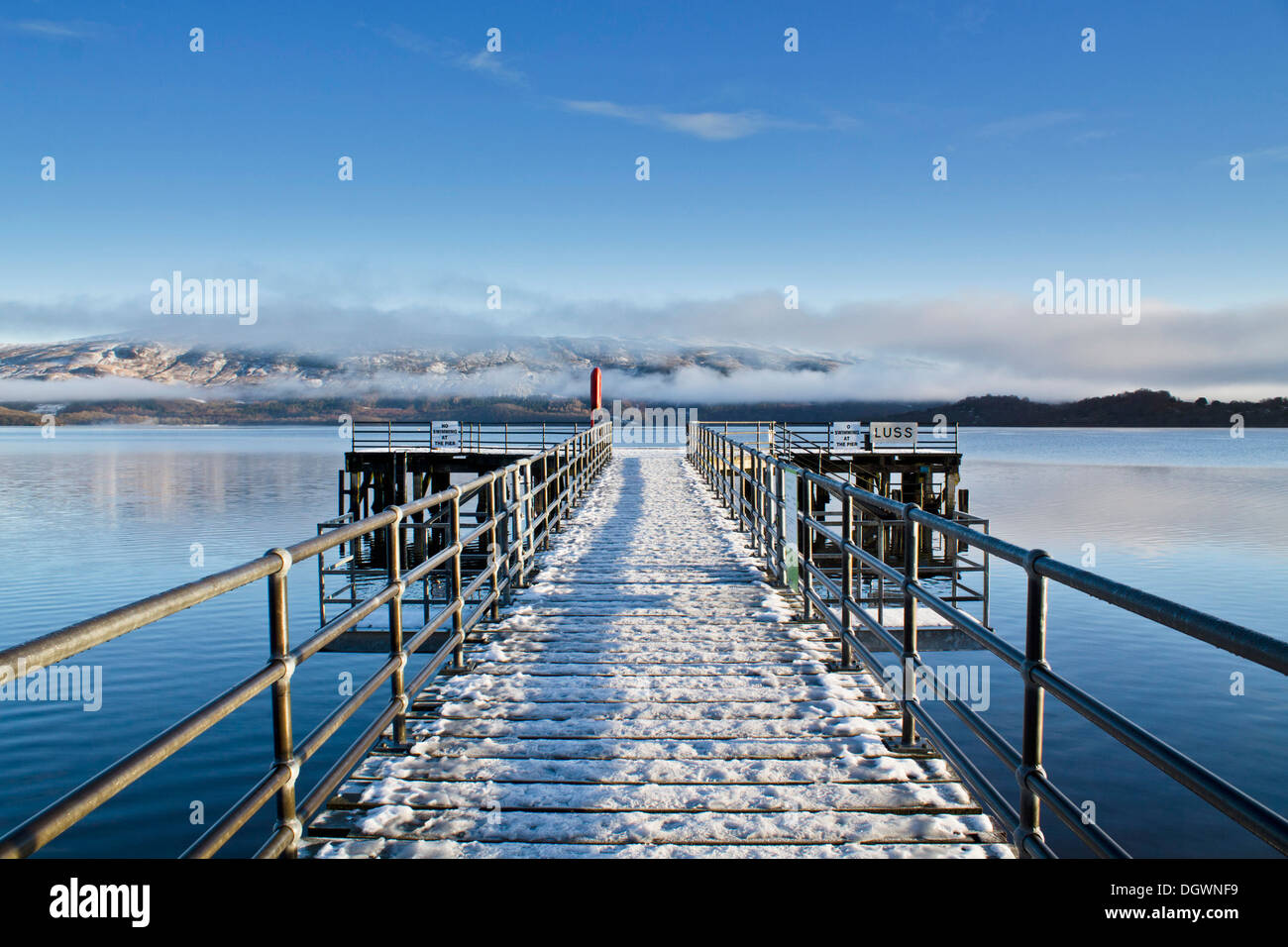 Luss Pier sulla giornata invernale, impostare su Loch Lomond. Foto Stock