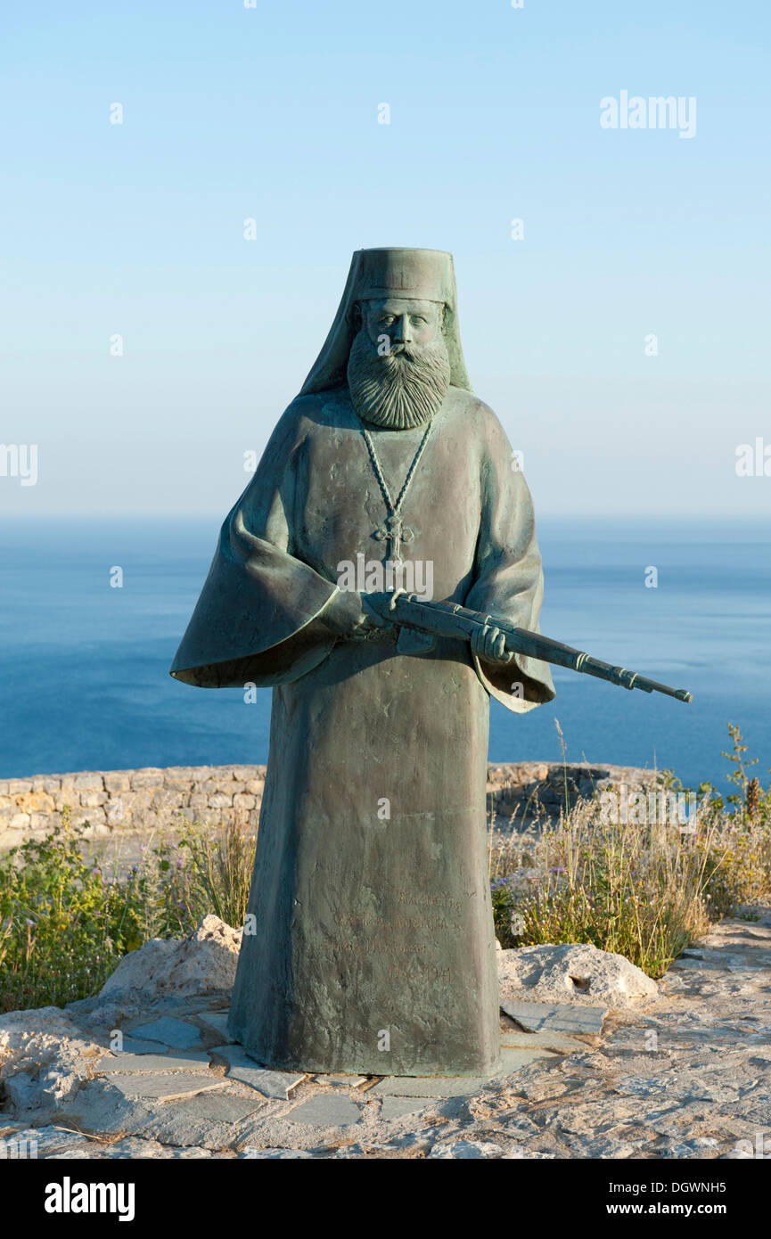 Greco il cristianesimo ortodosso, una statua di bronzo di un monaco armati tenendo un fucile, Monumento alla Resistenza del movimento presso il Foto Stock