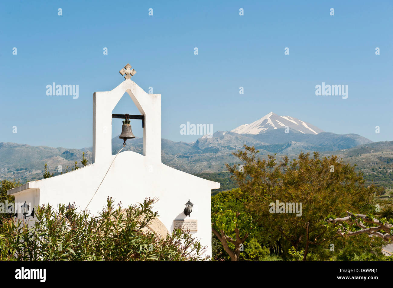 Piccola chiesa con campanile a torre, sul retro Mt Psiloritis, 2456m, la montagna più alta di Creta, Timios Stavròs, Monte Ida, Creta Foto Stock