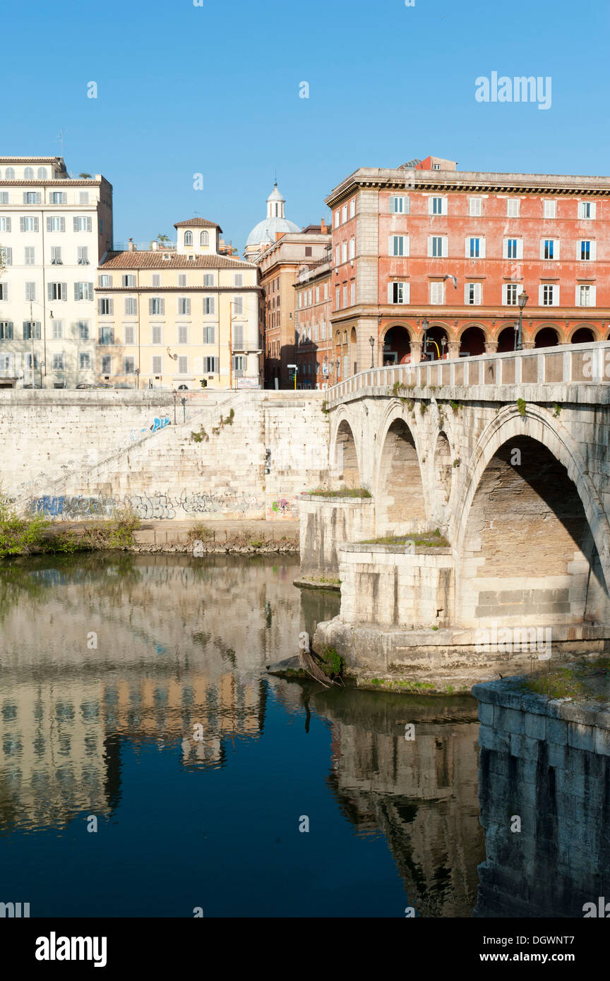Ponte che attraversa il fiume Tevere, Ponte Sisto ponte, Roma, Lazio, Italia, Europa meridionale, Europa Foto Stock