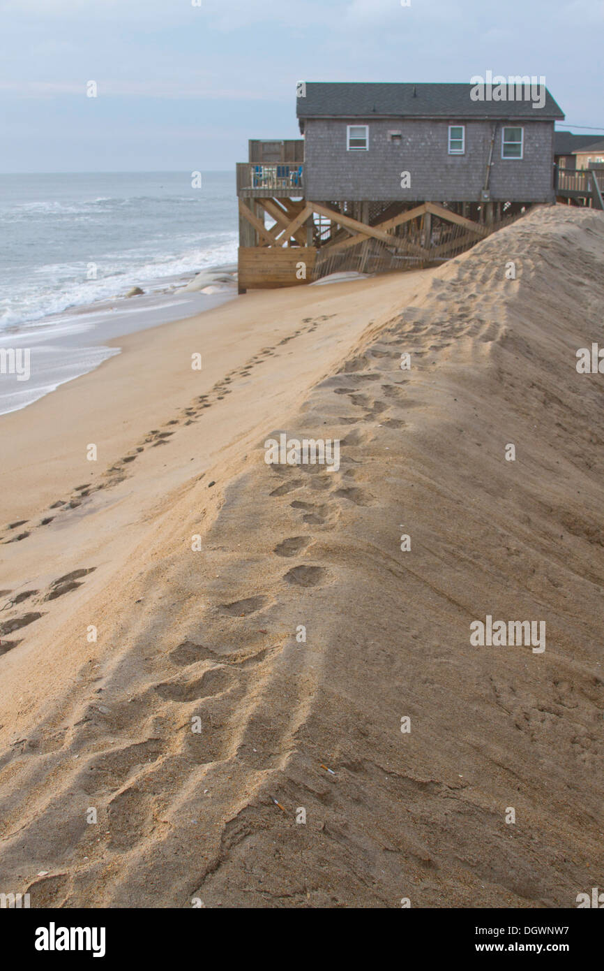 Grande barriera di sabbia e i sacchi di sabbia la linea della costa di Cape Hatteras, North Carolina, Stati Uniti d'America, per proteggere dall uragano tempesta di mare surge Foto Stock