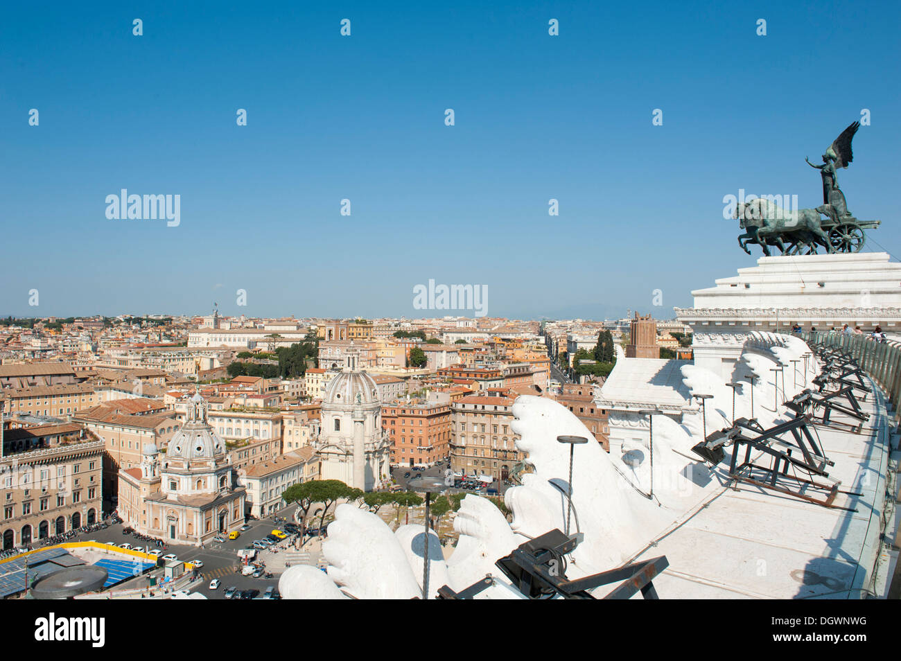 Monumento Nazionale a Vittorio Emanuele II, Monumento Nazionale a Vittorio Emanuele II, la Quadriga, vista dal tetto a Piazza Foto Stock