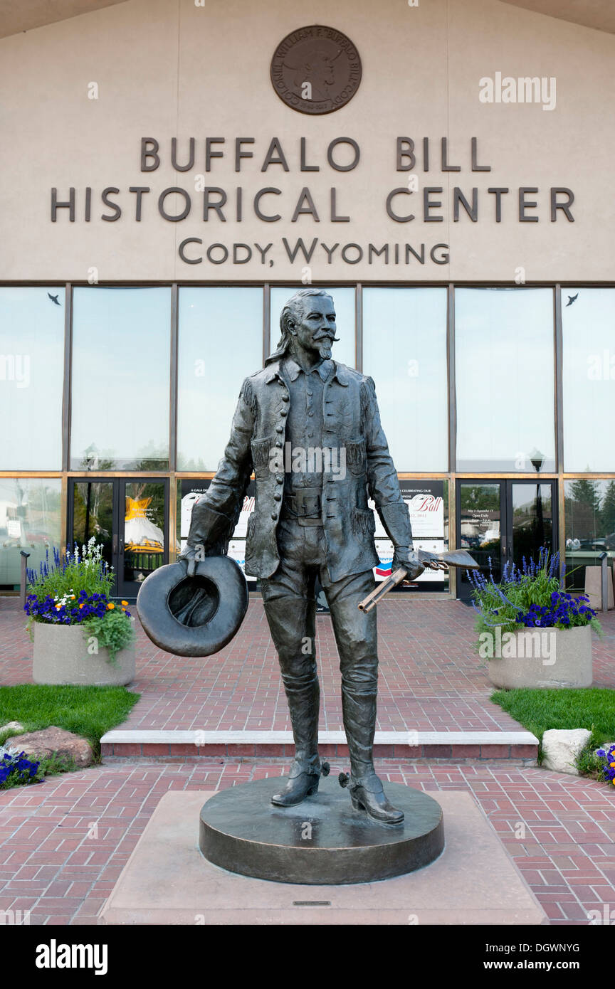 Wild West, statua e ingresso principale di Buffalo Bill Centro Storico, Museo storico, Cody, Wyoming USA Foto Stock