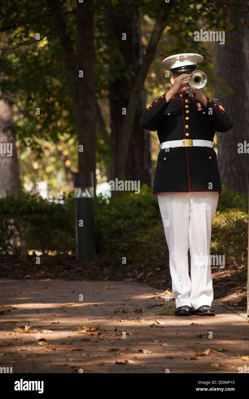 Un membro del 2D Divisione Marine band suona rubinetti durante il trentesimo anniversario cerimonia in memoria del bombardamento di Beirut a Jacksonville, N.C., Ottobre 23, 2013. La città di Jacksonville detiene una cerimonia ogni anno in onore e ricordo di coloro che sono colpiti da Foto Stock