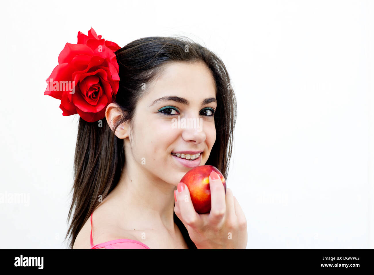 Giovane femmina mangia pesche noci Foto Stock