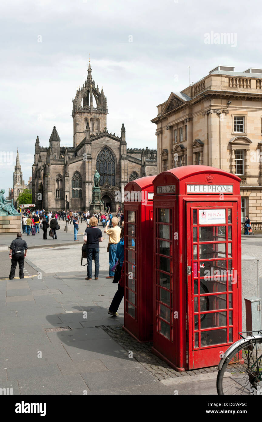 Cabine telefoniche rosse nel centro storico, di fronte la Cattedrale di St Giles, il centro storico di Edimburgo, Schottland Foto Stock