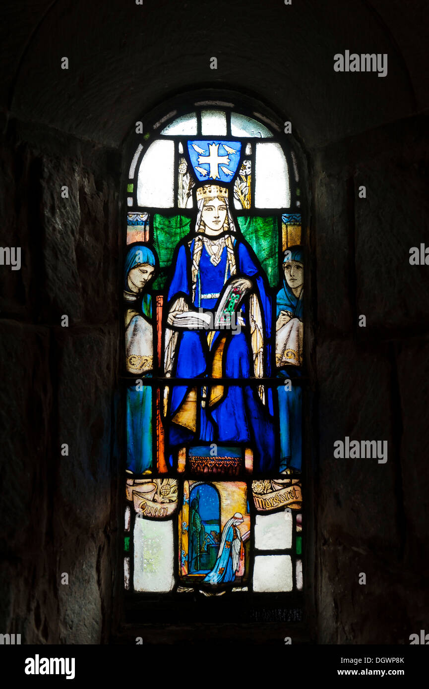 Vetrata che mostra la Regina Margherita di Scozia, St. Margaret's Chapel, il Castello di Edimburgo, Stirling, Scozia Foto Stock