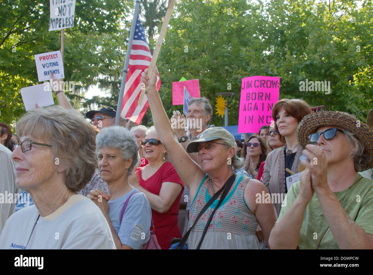 North Carolina i diritti di voto manifestanti segni di attesa ad una morale rally lunedì il 5 agosto 2013 nel centro di Asheville, NC, Stati Uniti d'America Foto Stock