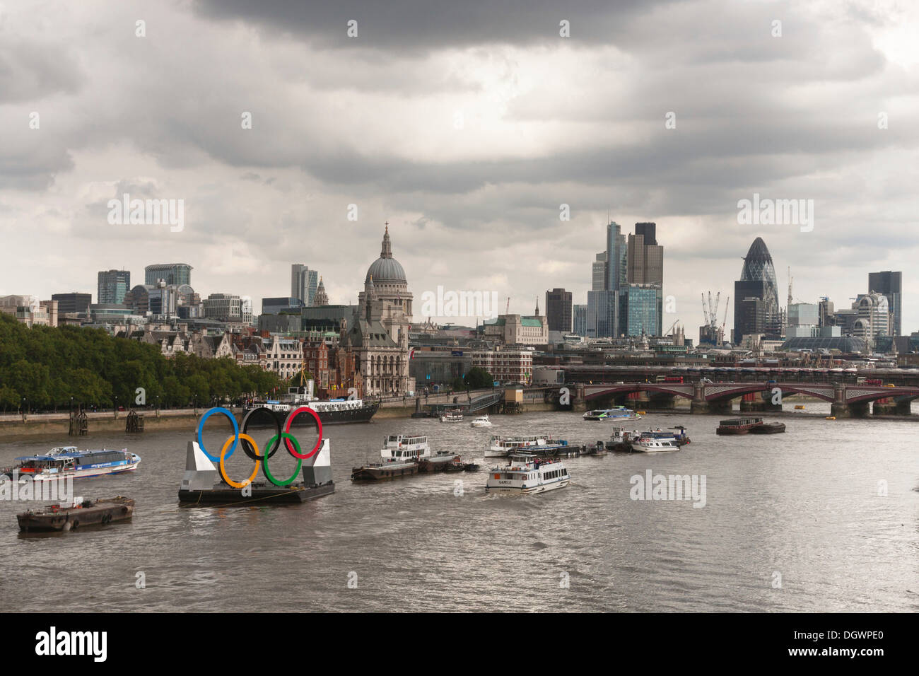 Anelli olimpici sul Tamigi, vista dal ponte di Waterloo, la Cattedrale di St Paul, Skyline, il quartiere finanziario di Londra, Inghilterra Foto Stock