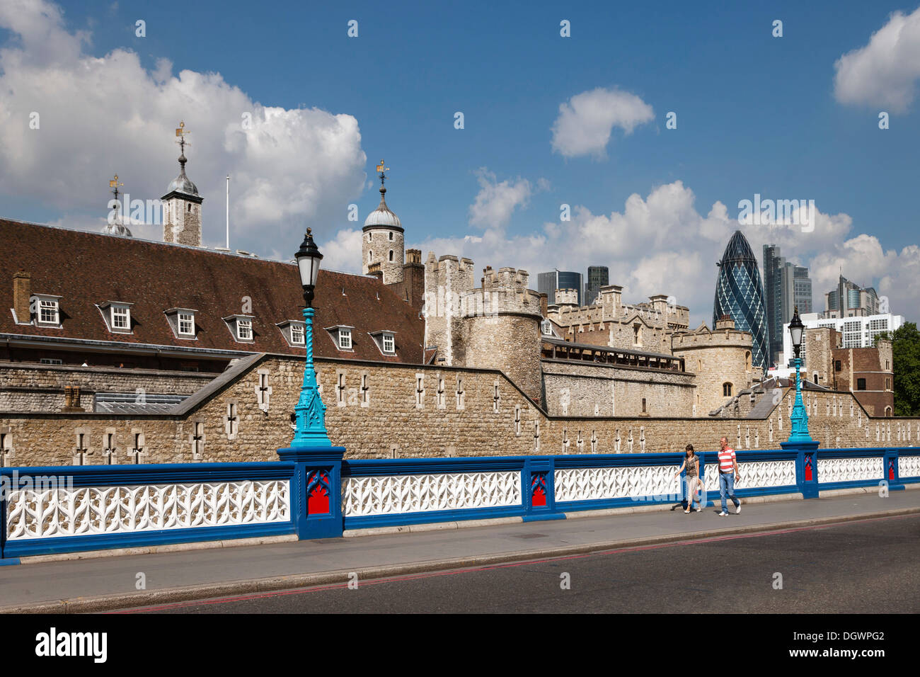 Torre di Londra di fronte la Swiss Re Tower, il Gherkin, London, England, Regno Unito, Europa Foto Stock