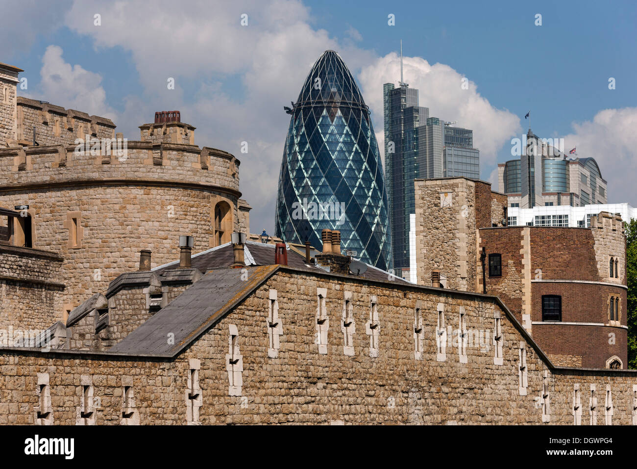Torre di Londra di fronte la Swiss Re Tower, il Gherkin, London, England, Regno Unito, Europa Foto Stock