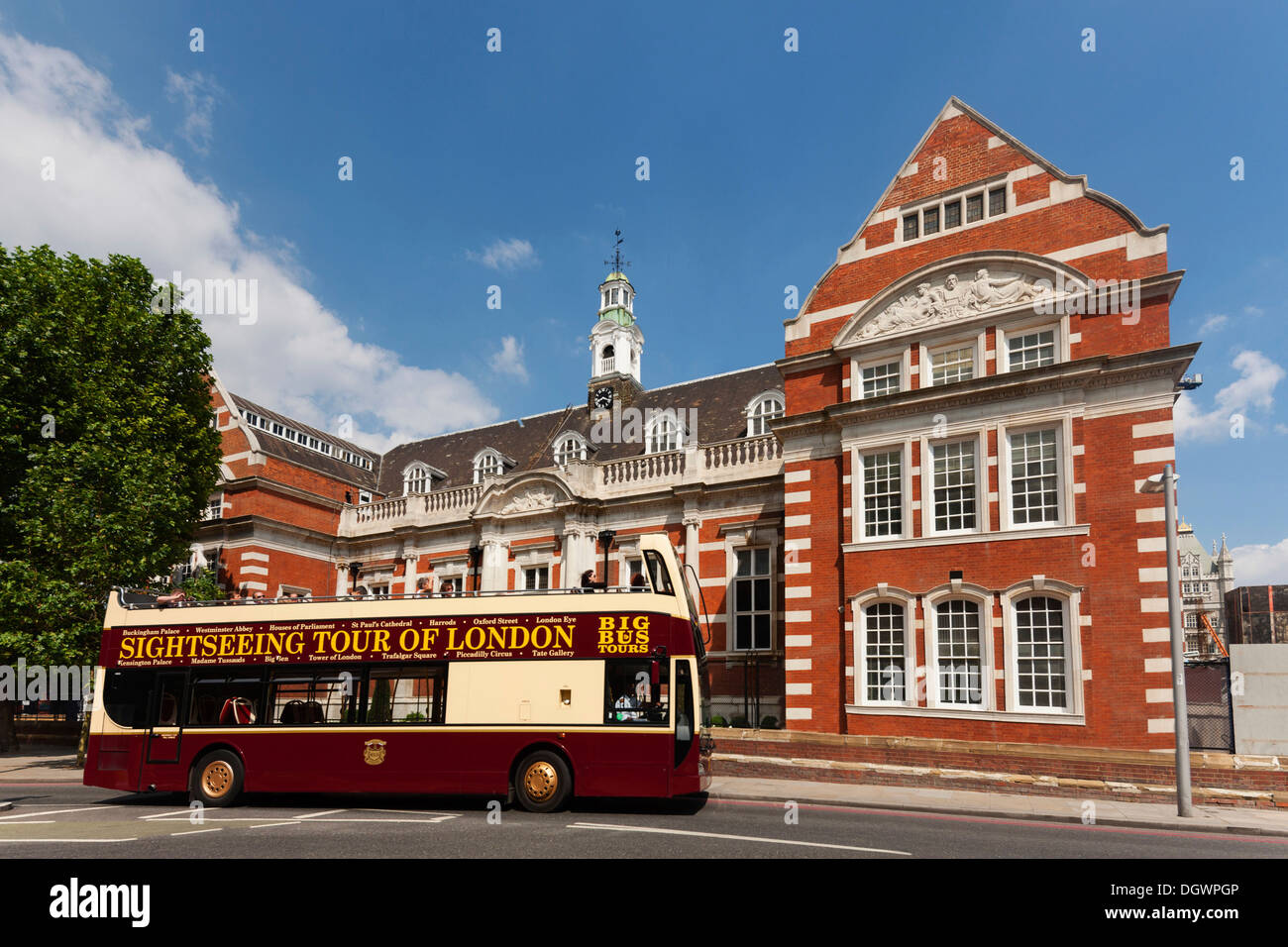 Big Bus Tour della città, gite in autobus di fronte ad un edificio di mattoni, Queen Elizabeth Street, London, England, Regno Unito Foto Stock