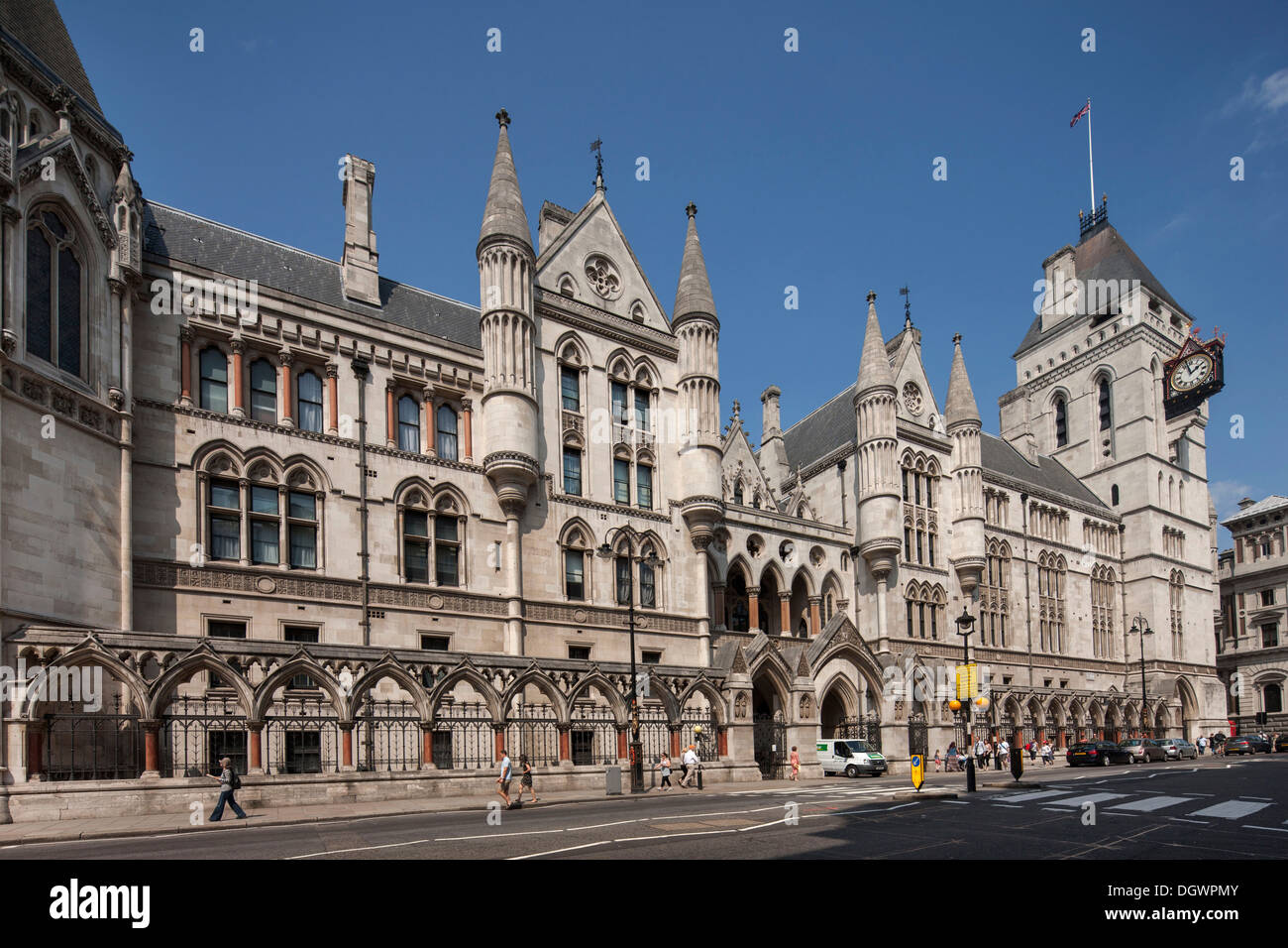 La facciata della Royal Courts of Justice, Corte Suprema, in Fleet Street a Londra, Inghilterra, Regno Unito, Europa Foto Stock