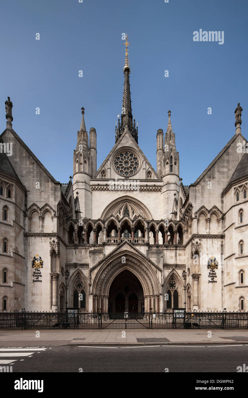 Ingresso al Royal Courts of Justice, Corte Suprema, in Fleet Street a Londra, Inghilterra, Regno Unito, Europa Foto Stock