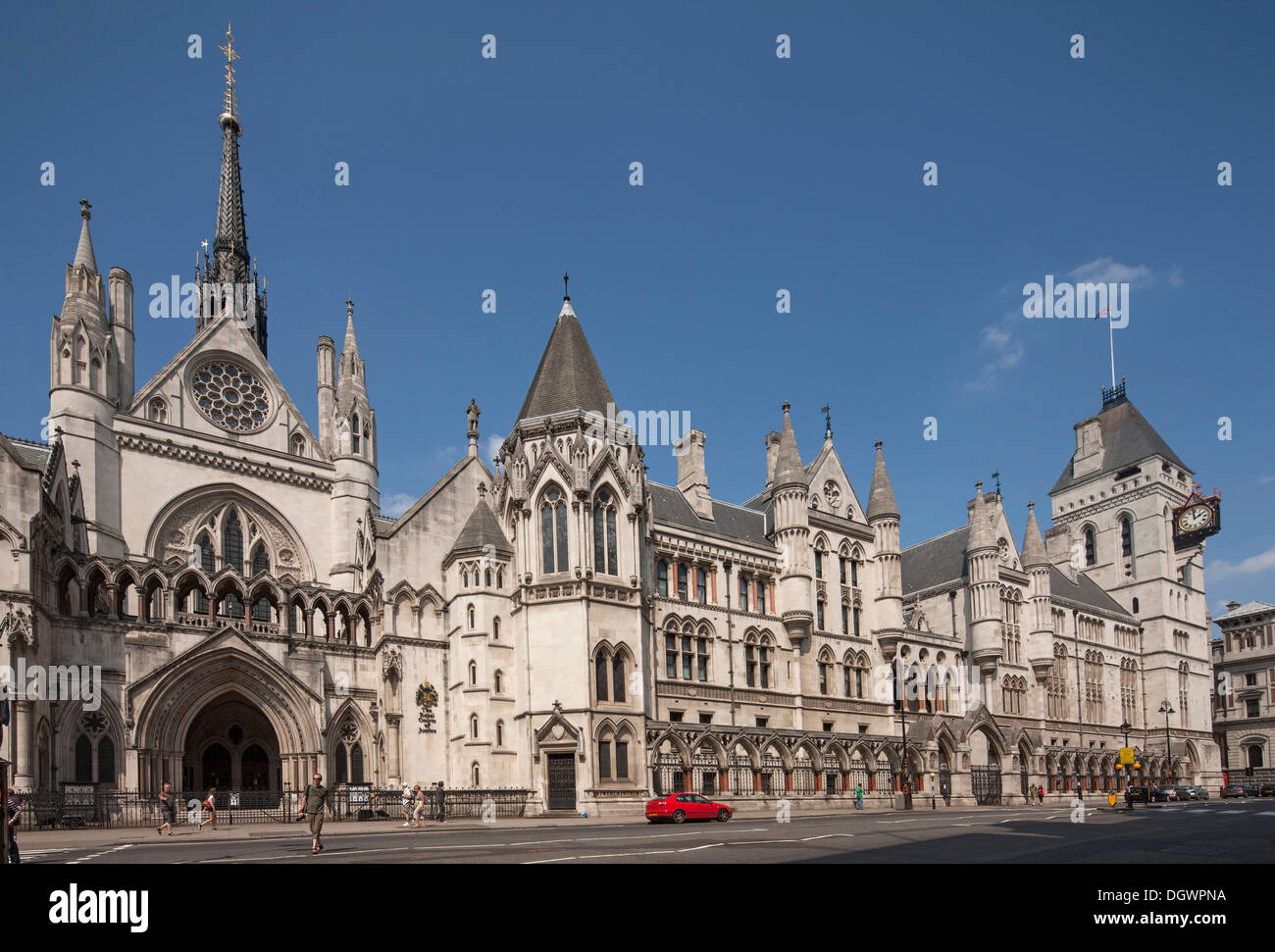 La facciata della Royal Courts of Justice, Corte Suprema, in Fleet Street a Londra, Inghilterra, Regno Unito, Europa Foto Stock