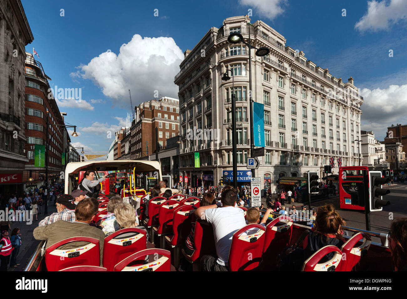 Big Bus City Tour, Visita turistica in autobus, Oxford Street e Park Lane, London, England, Regno Unito, Europa Foto Stock