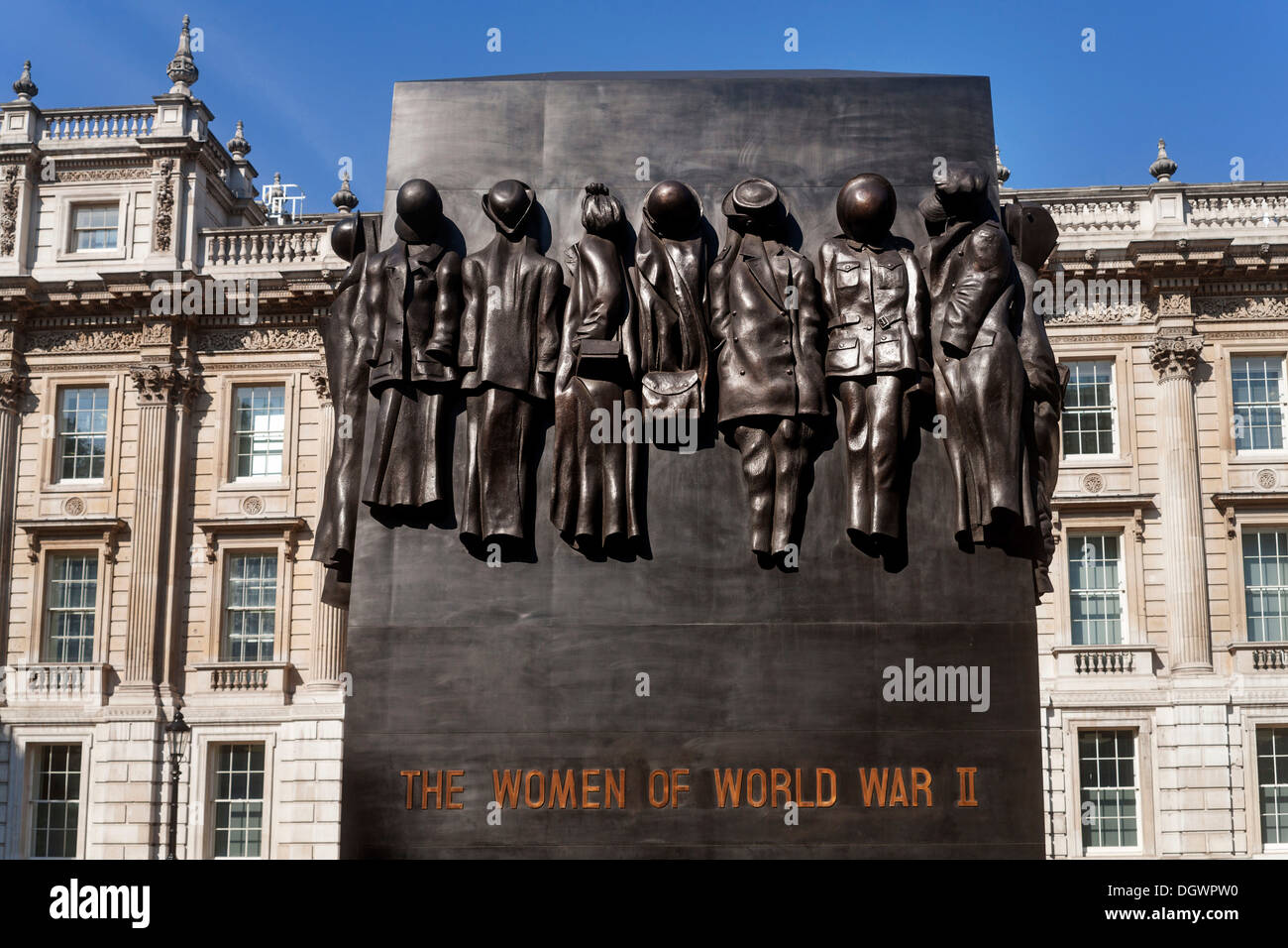 Le donne della II Guerra Mondiale, monumento nella parte anteriore del Cabinet Office Building, Cavallo Gardens Road, London, England, Regno Unito Foto Stock